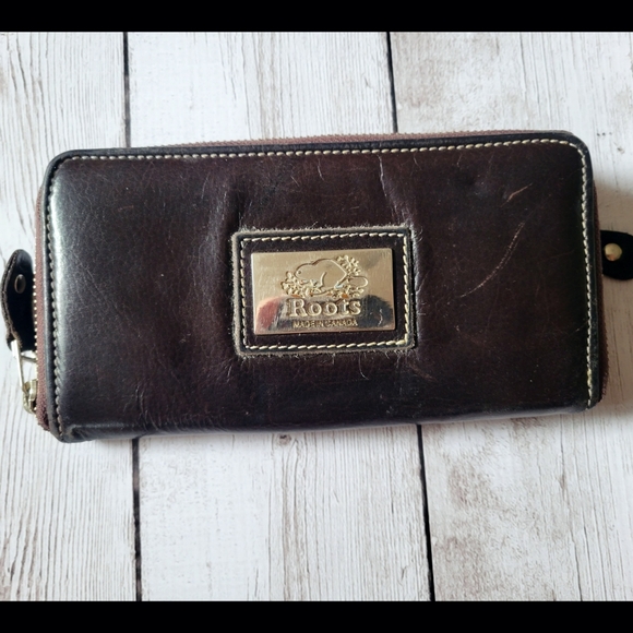 Vintage Roots leather wallet 🦫 🇨🇦 - Picture 1 of 4